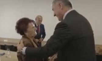 Ona je premijera naučila da piše: Đukanović učiteljici kupio košulju (Video)