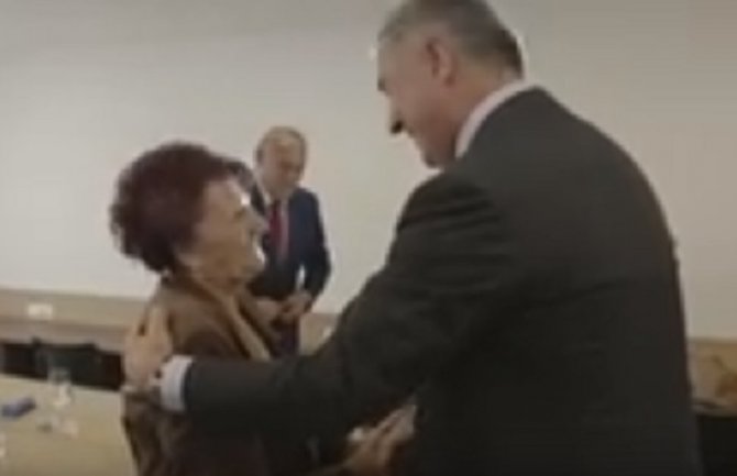 Ona je premijera naučila da piše: Đukanović učiteljici kupio košulju (Video)