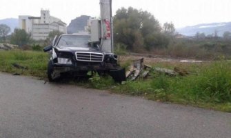 Spuž: Automobil se zakucao u stub rasvjete, jedna osoba povrijeđena 