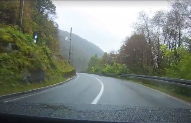 Šokantan snimak iz Bihaća: Auto slijeće sa puta i prevrće se(VIDEO)