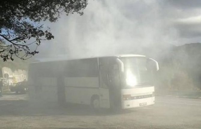 Cetinje-Budva: Zapalio se autobus,  putnici evakuisani