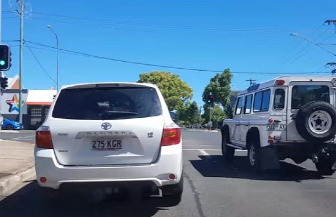 Vozač spasio život ženi trubeći joj na pješačkom prelazu (Video)