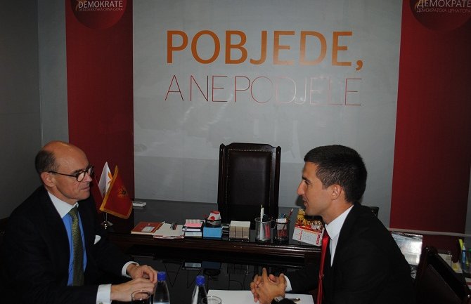 Bečić: Kako u isto vrijeme mogu biti slobodni izbori i teroristički napadi?