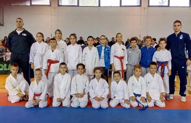 12 medalja za karate klub 