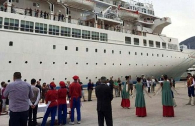 Bar: Uplovio posljednji kruzer u 2016.