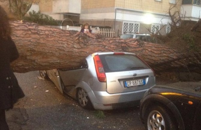 Snažna oluja i tornado pogodili Italiju (FOTO)