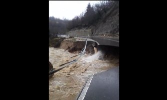 Rijeka odnijela magistralu kod Berana (VIDEO)
