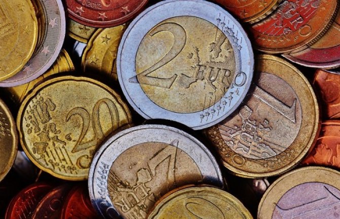 CDT: Četiri ministarstva i polovina opština prekršilo zakon