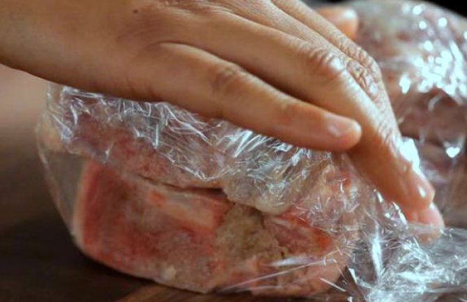 Uprava carina CG demantovala: Tovar mesa iz 1982. nije stigao u Luku Bar