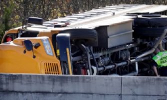 Prevrnuo se školski autobus, 23 povrijeđeno