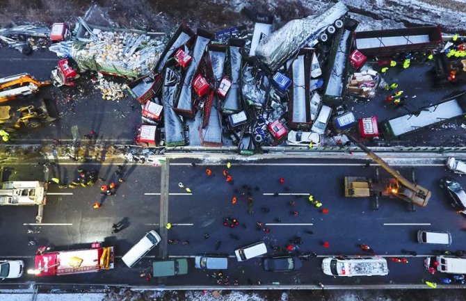 Kina: 17 osoba poginulo u lančanom sudaru (VIDEO)