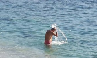 Novembarsko sunce kao stvoreno za uživanje na moru (Foto)