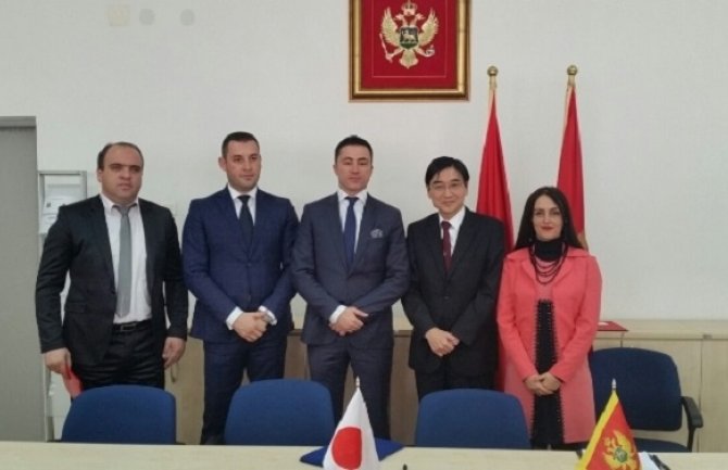 Ambasada Japana donirala specijalno vozilo Centru na Cetinju