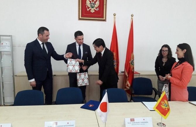 Vlada Japana poklonila vatrogasno vozilo Opštini Berane