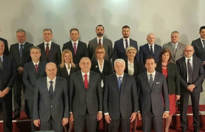 Prva fotografija nove Vlade: Marković na čelu  sa potpredsjedncima