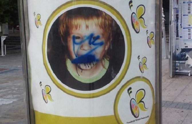 Nepoznati počinioci oskrnavili reklamni pano sa likom dječaka Ognjena Rakočevića