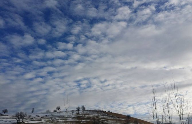 Danas oblačno i hladno, ponegdje padavine