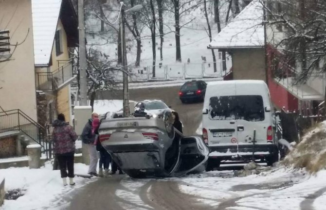 Pljevlja: Automobil završio na krovu