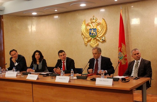 Nema prekida bojkota parlamenta bez datuma za nove izbore