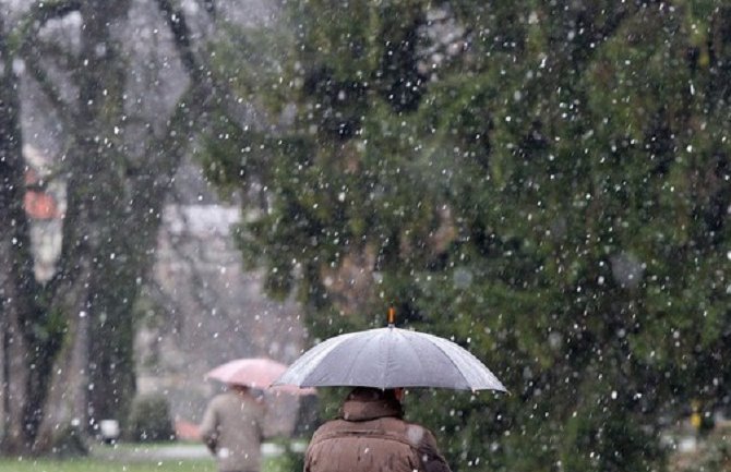 Oblačno sa povremenom kišom, na sjeveru bez padavina