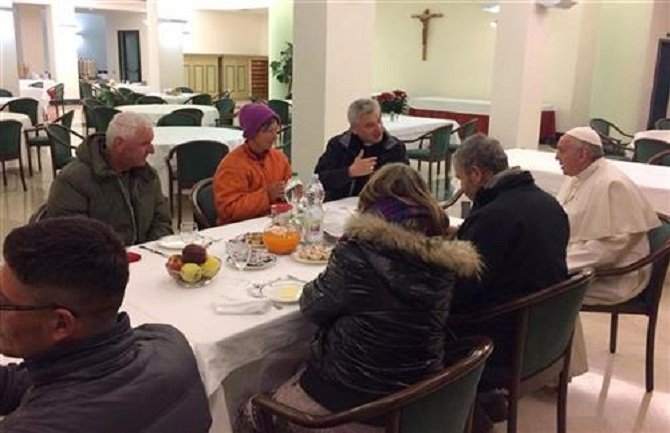 Papa proslavio rođendan uz doručak sa beskućnicima i misu