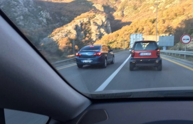 Kazna za policajca koji je preticao na punoj liniji na putu PG-BR