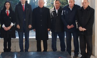 Demokrate položile vijenac na spomenik Partizanu borcu