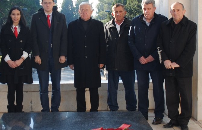 Demokrate položile vijenac na spomenik Partizanu borcu