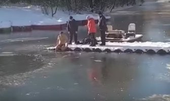 Skočio u zamrznuto jezero i spasio psa (VIDEO)