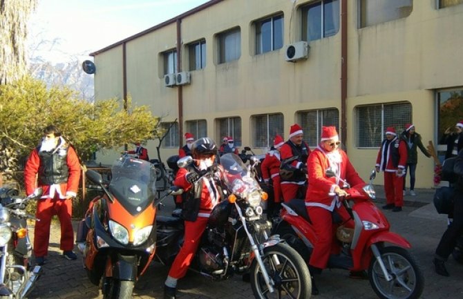 Bar: Djeda mrazevi na motorima posjetili OŠ 