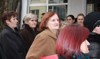 Majke sjutra ispred Vlade brane dostojanstvo