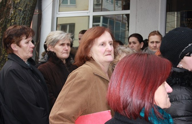 Majke sjutra ispred Vlade brane dostojanstvo