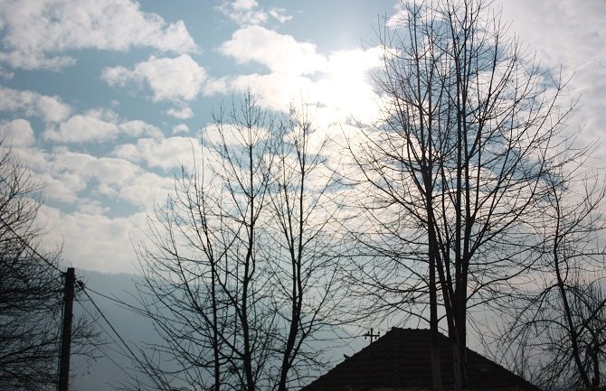 Djelimično sunčano, krajem dana padavine na sjeveru