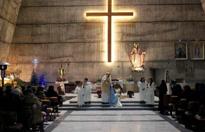 Ponoćna misa u Podgorici: Božić je praznik povezanosti Boga s ljudima