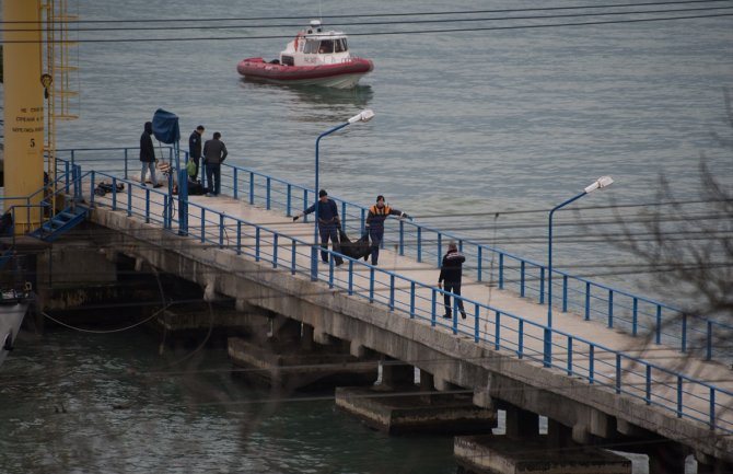 Pronađeni veći dijelovi aviona, nema trupa