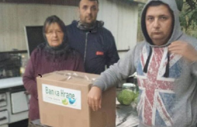 Život u napuštenoj kafani na ulcinjskoj plaži