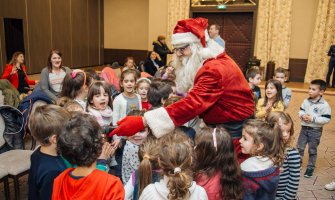 Deda Mraz i predstava “Kuče koje nije umjelo da laje“ na poklon djeci iz vrtića Osmjeh