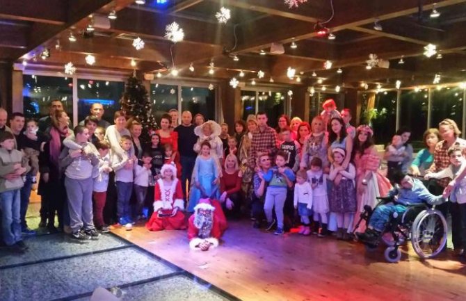 Budva: Uručeni paketići za djecu sa smetnjama u razvoju