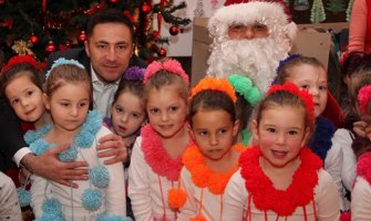 Bogdanović uručio poklone djeci u vrtiću „Zagorka Ivanović“