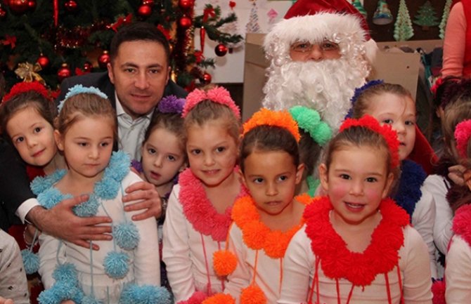 Bogdanović uručio poklone djeci u vrtiću „Zagorka Ivanović“