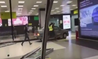 Pijani Rus zbog ljubavi demolirao aerodrom (VIDEO)