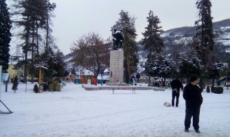 Zabijelio sjever, snijeg i mećava i danas