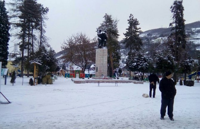Zabijelio sjever, snijeg i mećava i danas