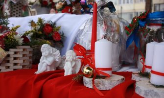 Dobri domaćini: Praznična gozba na bjelopoljskom trgu(FOTO)