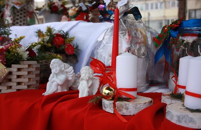 Dobri domaćini: Praznična gozba na bjelopoljskom trgu(FOTO)