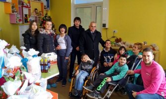 Omladina Socijaldemokrata uručila poklone najmlađima