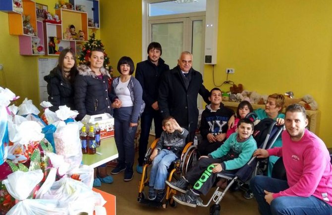 Omladina Socijaldemokrata uručila poklone najmlađima