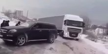 Mercedes GL 500 izvukao šleper iz snijega(VIDEO)