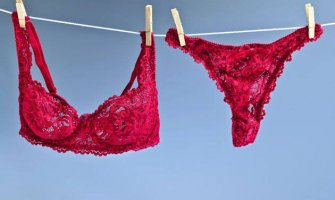 Znate li zašto žene za doček Nove godine nose crveni veš?