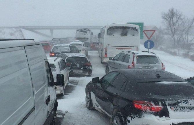 Više desetina vozila zarobljeno u sudaru, ima povrijeđenih